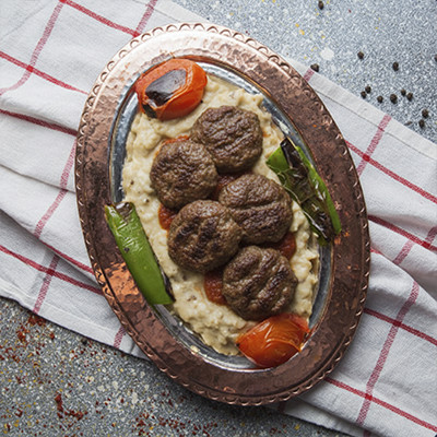 Köfte Kebab op een bedje van Ali Nazik